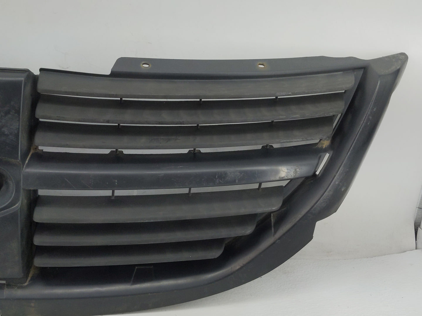 2005-2007 Dodge Caravan Front Grille Bumper Not Included - Oemusedautoparts1.com