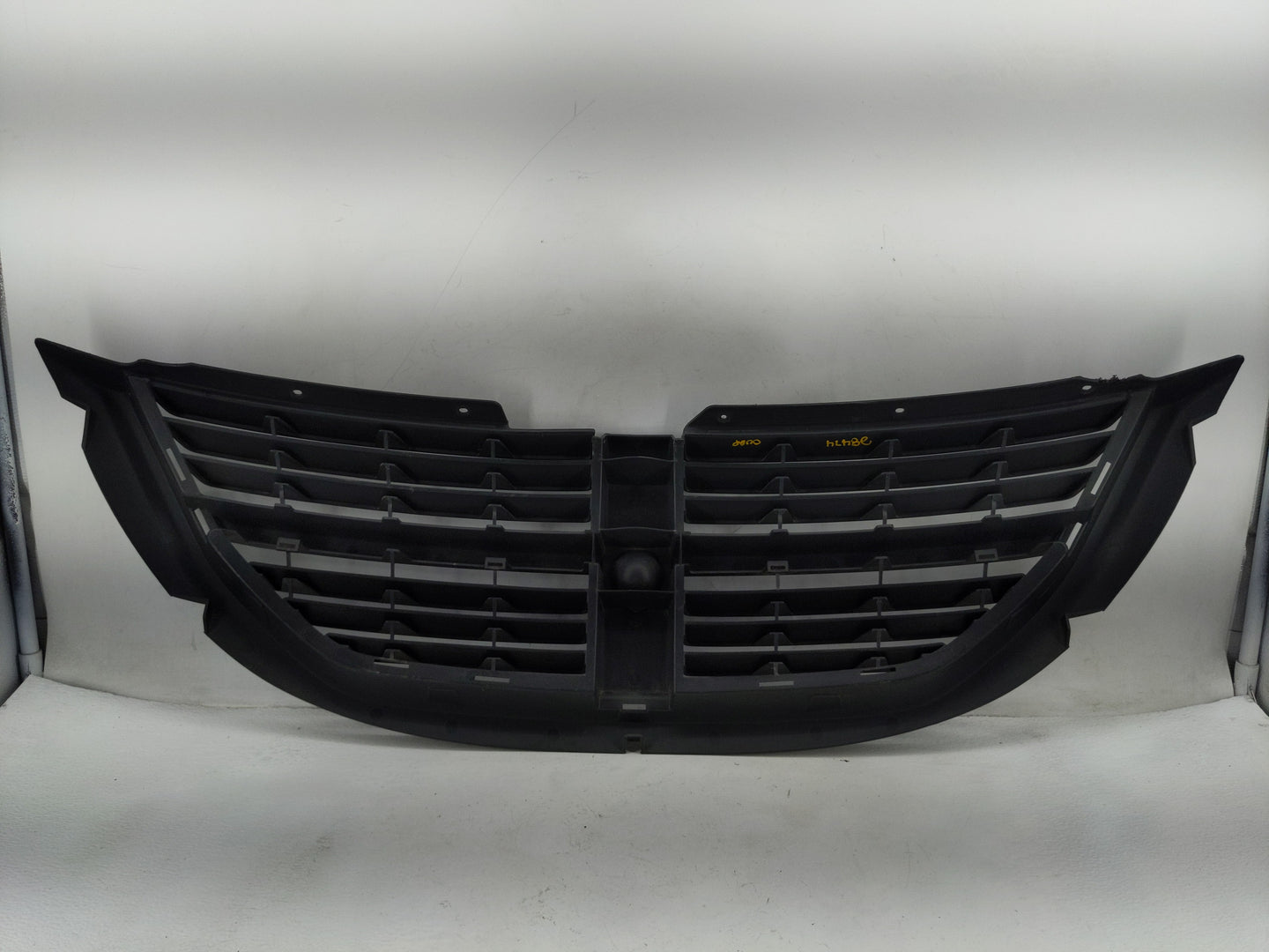 2005-2007 Dodge Caravan Front Grille Bumper Not Included - Oemusedautoparts1.com