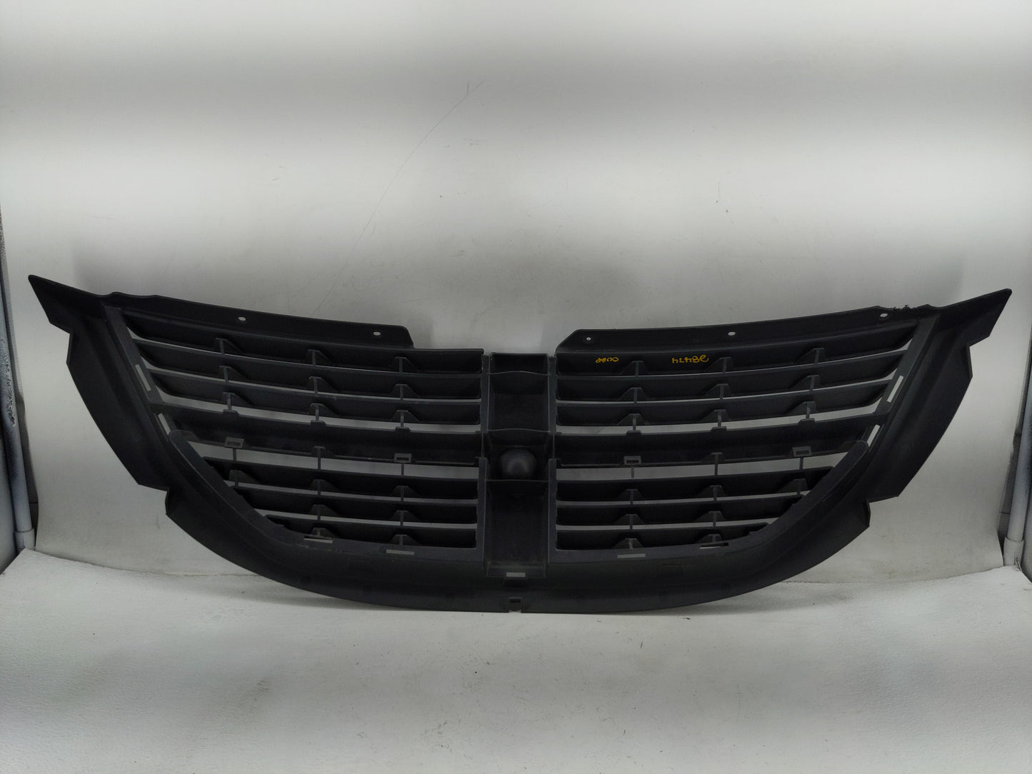 2005-2007 Dodge Caravan Front Grille Bumper Not Included - Oemusedautoparts1.com