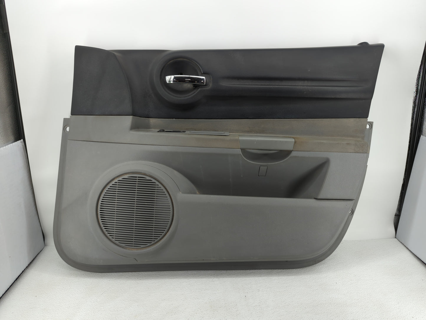 2006 Dodge Charger Front Right Passenger Interior Door Panel Trim - Oemusedautoparts1.com