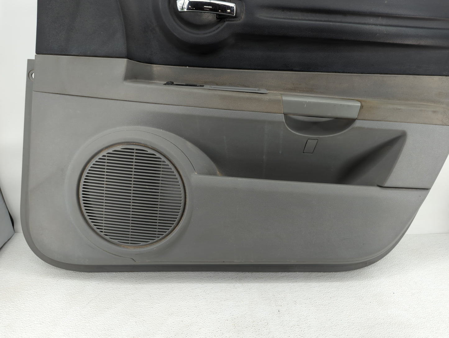 2006 Dodge Charger Front Right Passenger Interior Door Panel Trim - Oemusedautoparts1.com