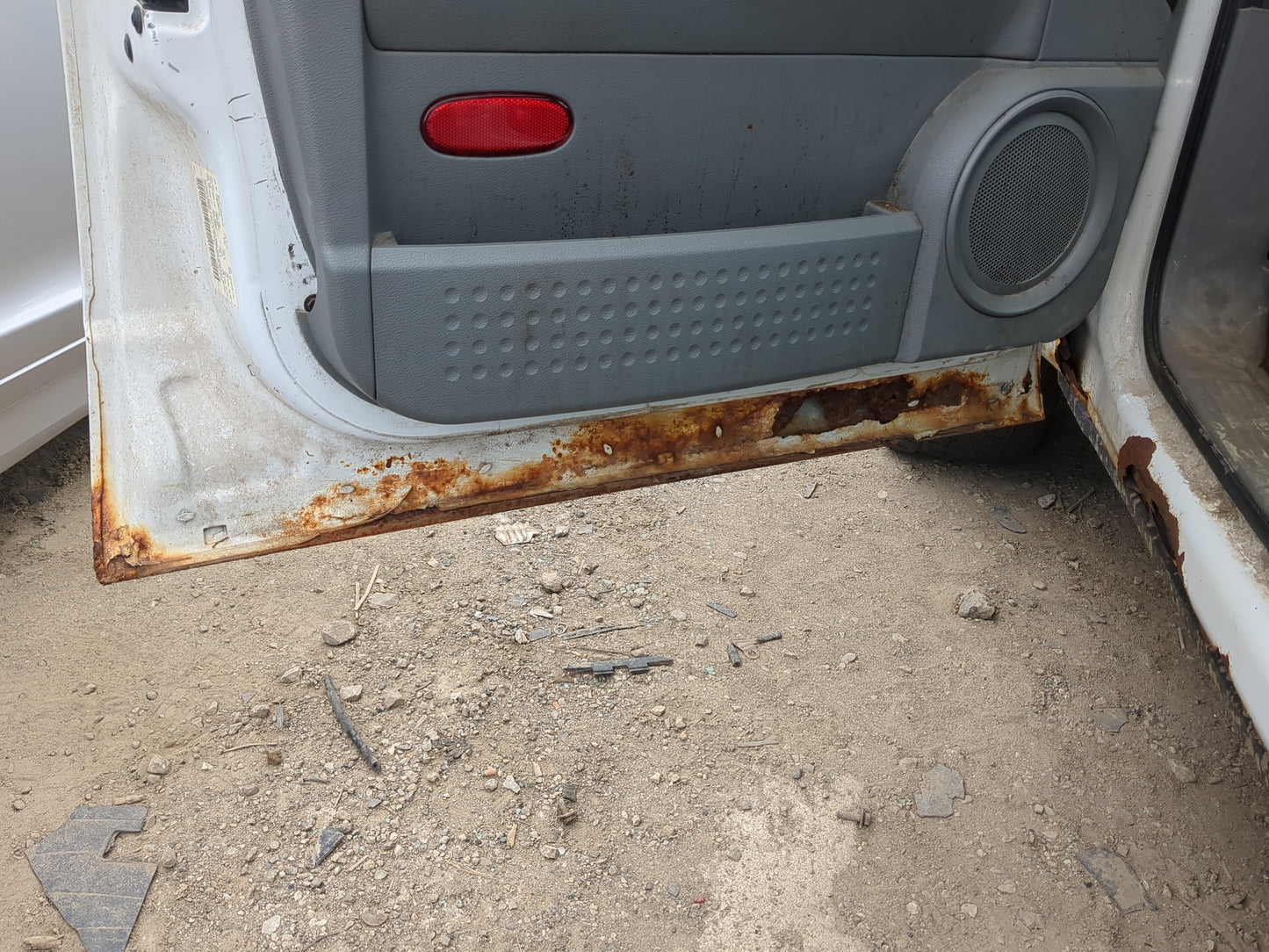 2004-2009 Dodge Durango Driver Front Door Oem 1217527 - Oemusedautoparts1.com