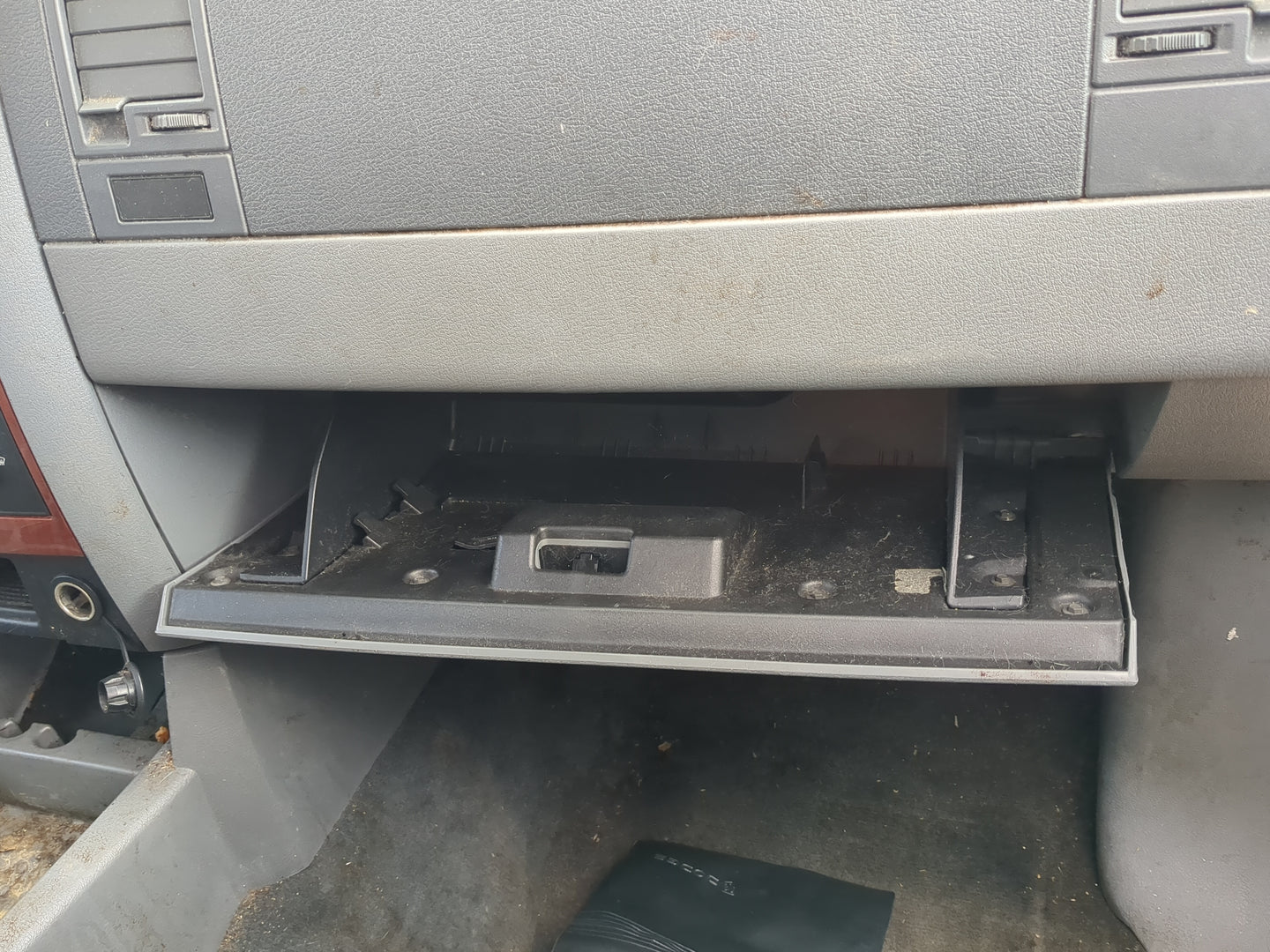 2006 Dodge Durango Passenger Glove Box Door Storage Compartment 1217614 - Oemusedautoparts1.com