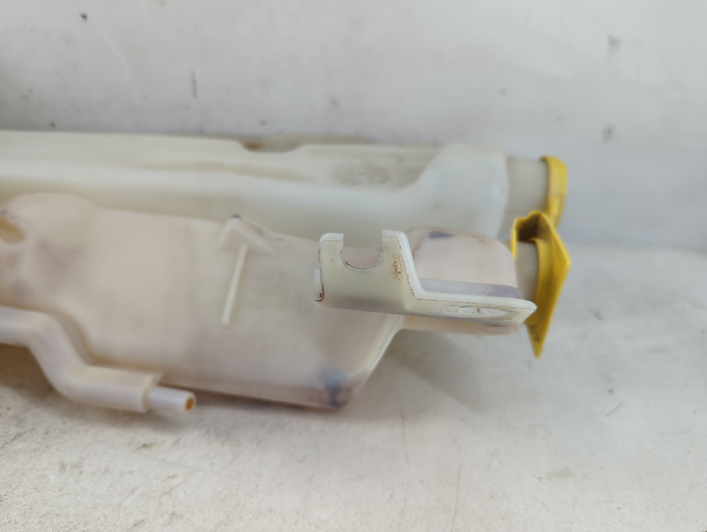 2004-2006 Dodge Durango Windshield Washer Fluid Reservoir Bottle Oem - Oemusedautoparts1.com