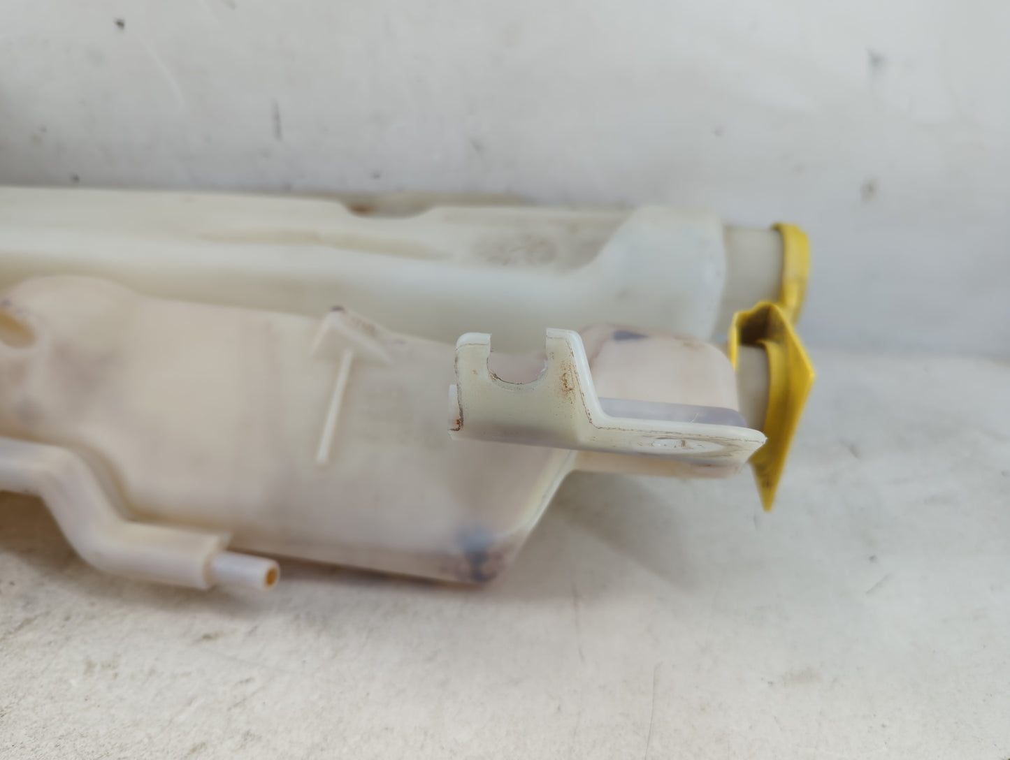 2004-2006 Dodge Durango Windshield Washer Fluid Reservoir Bottle Oem - Oemusedautoparts1.com