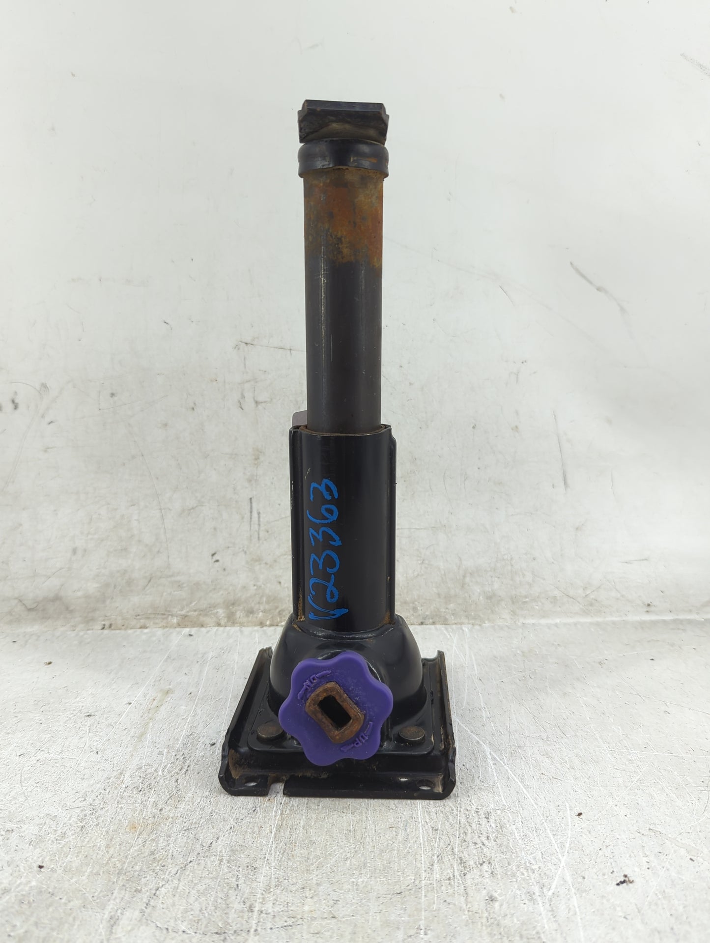 2006 Dodge Ram 2500 Spare Scissor Car Jack - Oemusedautoparts1.com