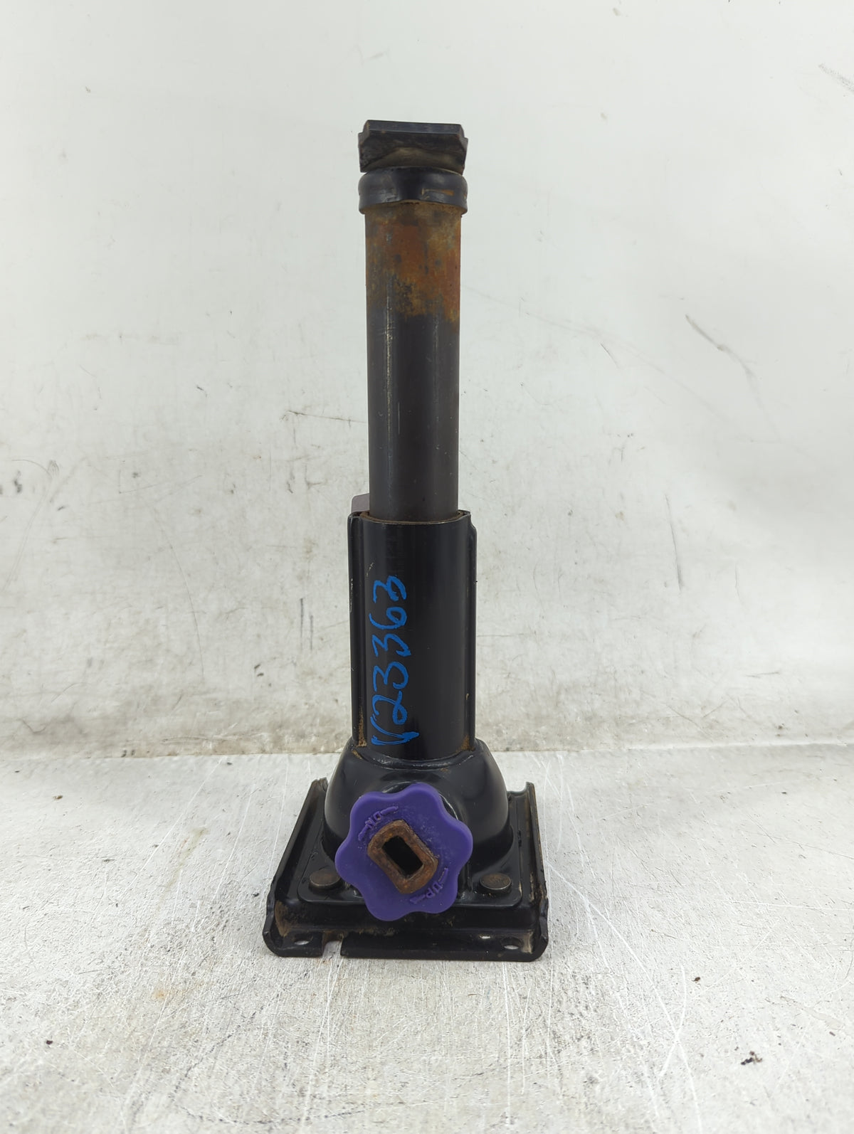 2006 Dodge Ram 2500 Spare Scissor Car Jack - Oemusedautoparts1.com