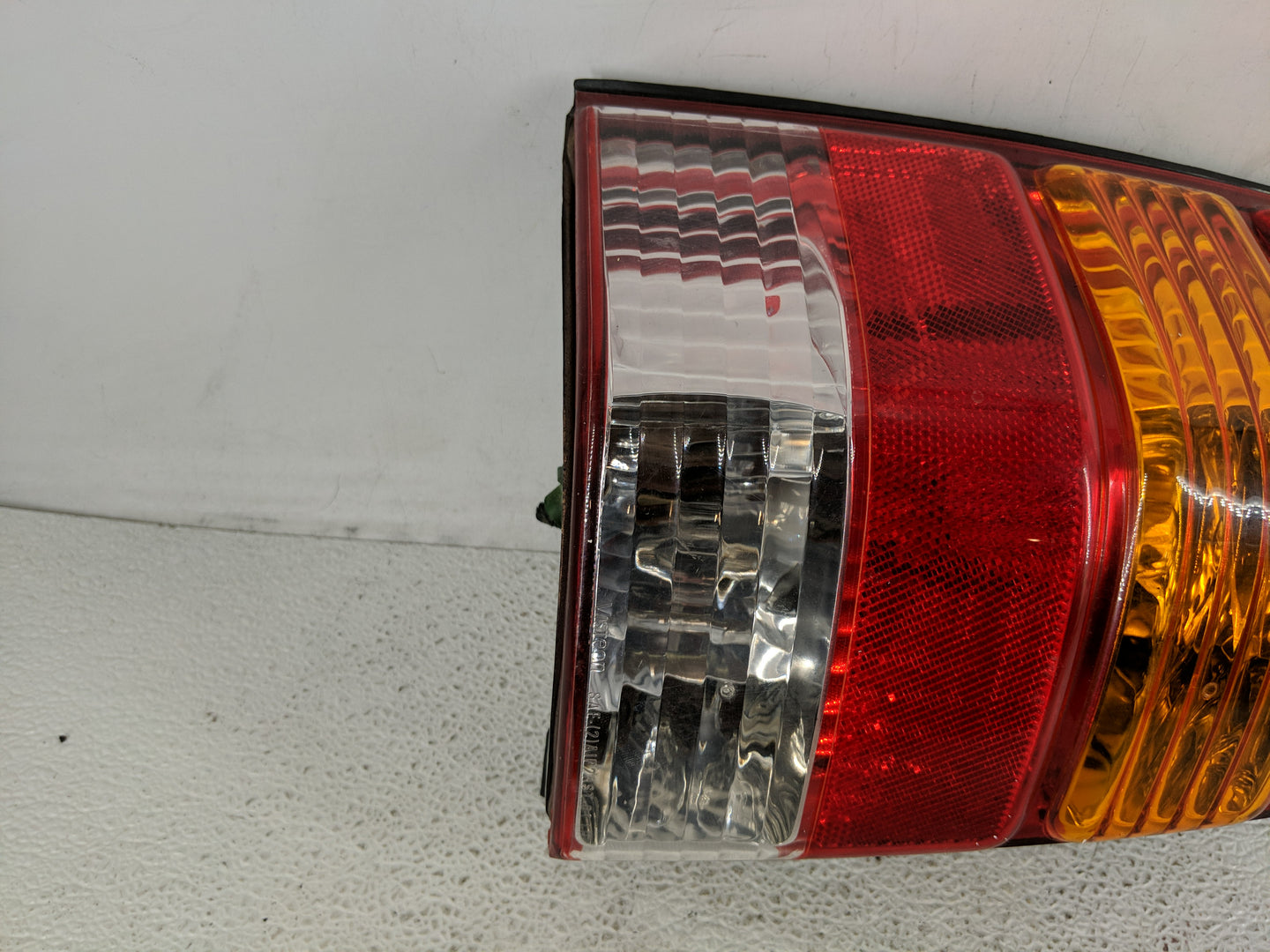 2001-2007 Ford Escape Tail Light Assembly Driver Left OEM P/N:4L34-13B505-D Fits Fits 2001 2002 2003 2004 2005 2006 2007 OEM