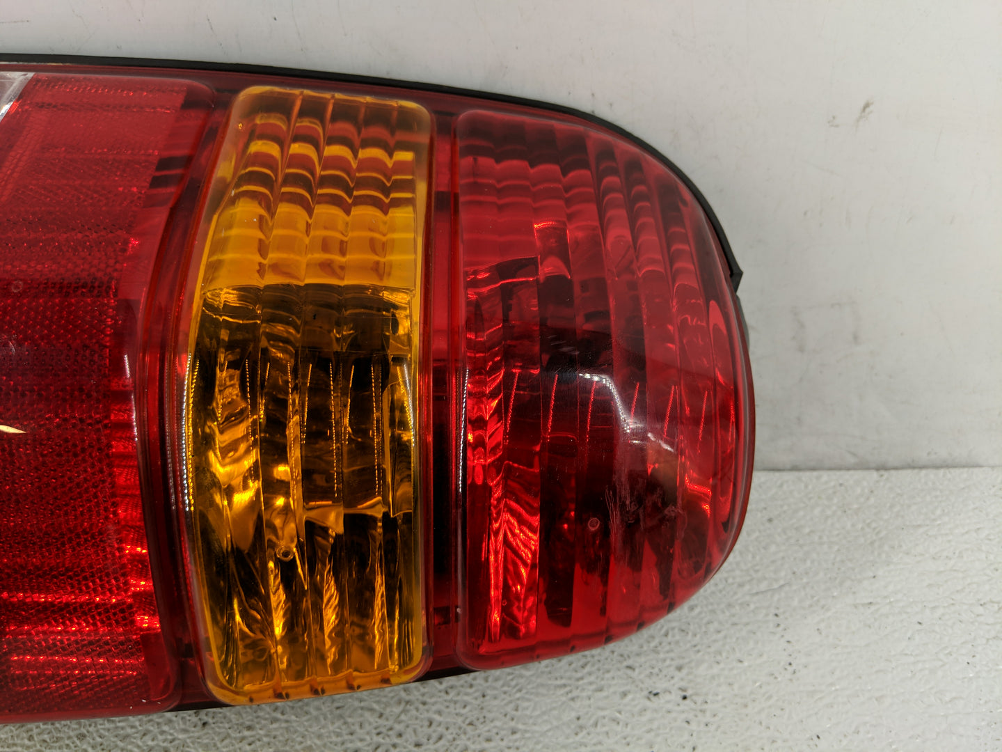 2001-2007 Ford Escape Tail Light Assembly Driver Left OEM P/N:4L34-13B505-D Fits Fits 2001 2002 2003 2004 2005 2006 2007 OEM