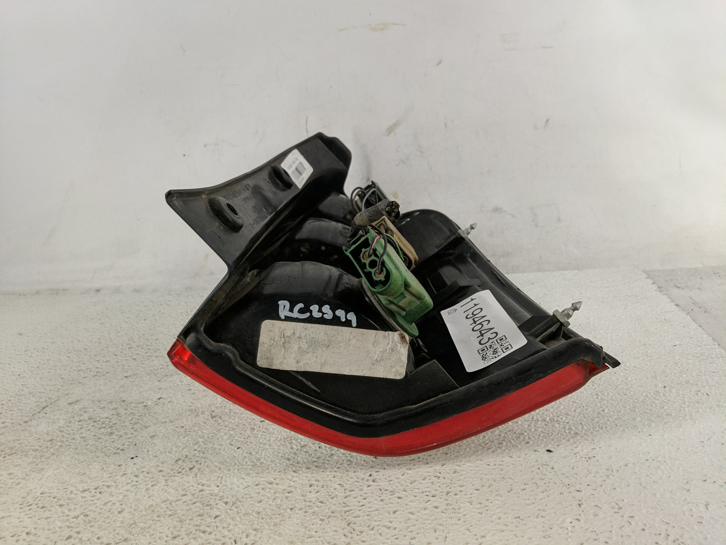 2001-2007 Ford Escape Tail Light Assembly Driver Left OEM P/N:4L34-13B505-D Fits Fits 2001 2002 2003 2004 2005 2006 2007 OEM