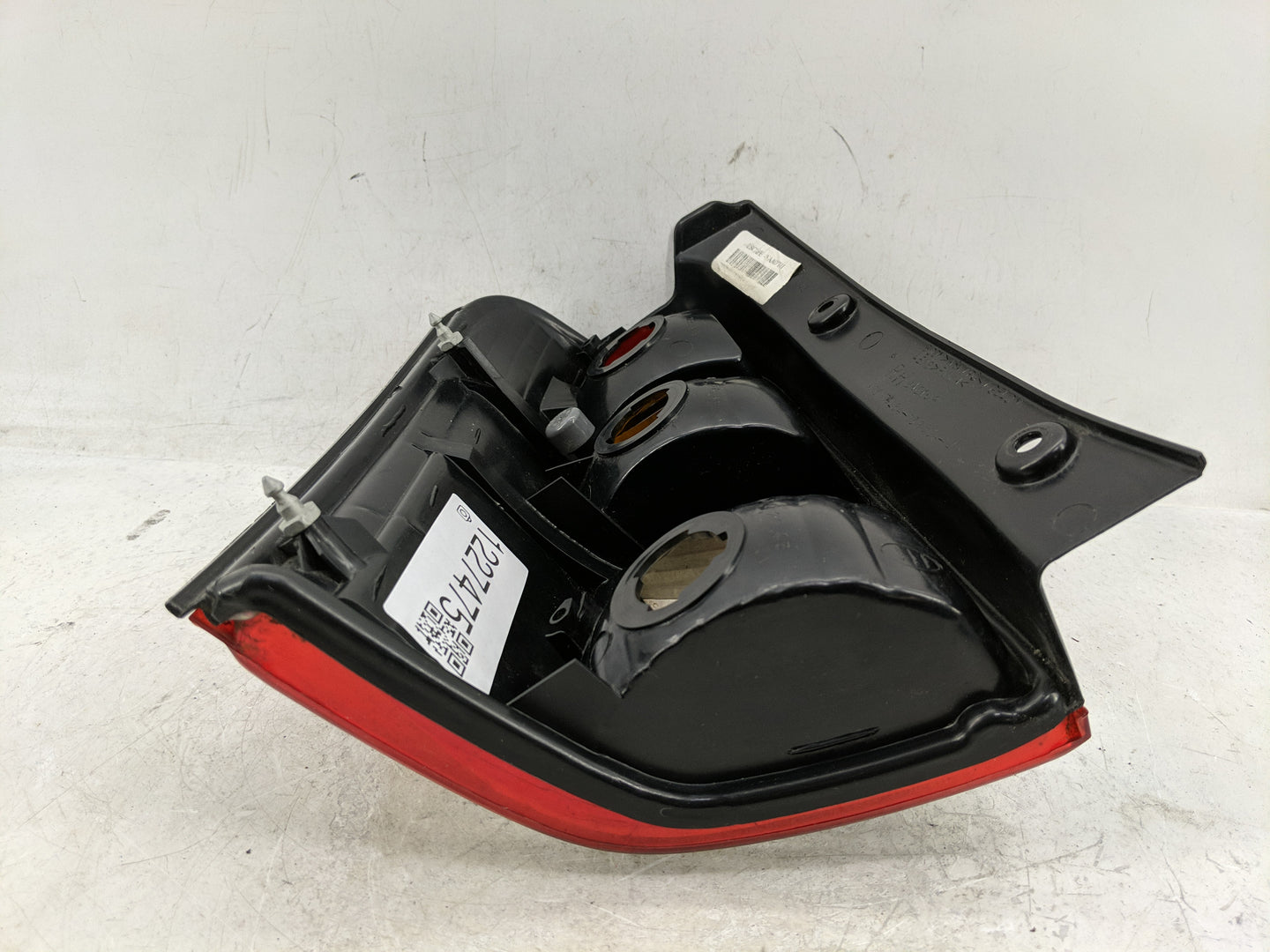 2001-2007 Ford Escape Tail Light Assembly Passenger Right OEM P/N:4L8A-13B504-D Fits Fits 2001 2002 2003 2004 2005 2006 2007