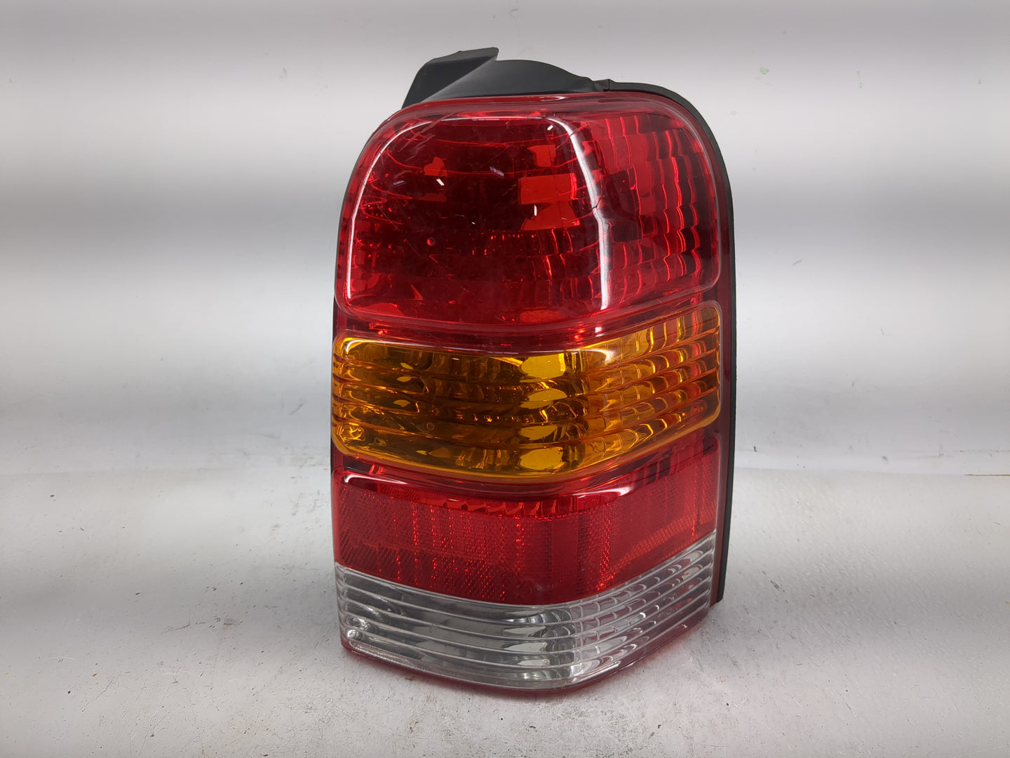 2001-2007 Ford Escape Tail Light Assembly Passenger Right OEM P/N:4L84-13B504-D Fits Fits 2001 2002 2003 2004 2005 2006 2007