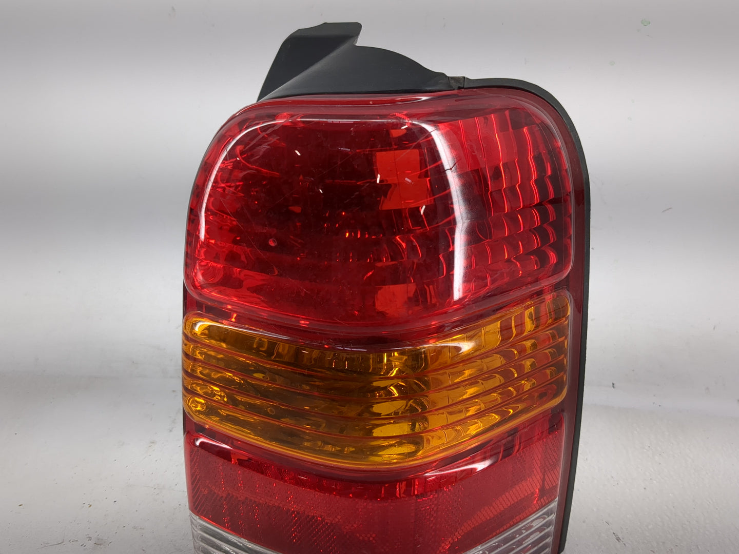 2001-2007 Ford Escape Tail Light Assembly Passenger Right OEM P/N:4L84-13B504-D Fits Fits 2001 2002 2003 2004 2005 2006 2007