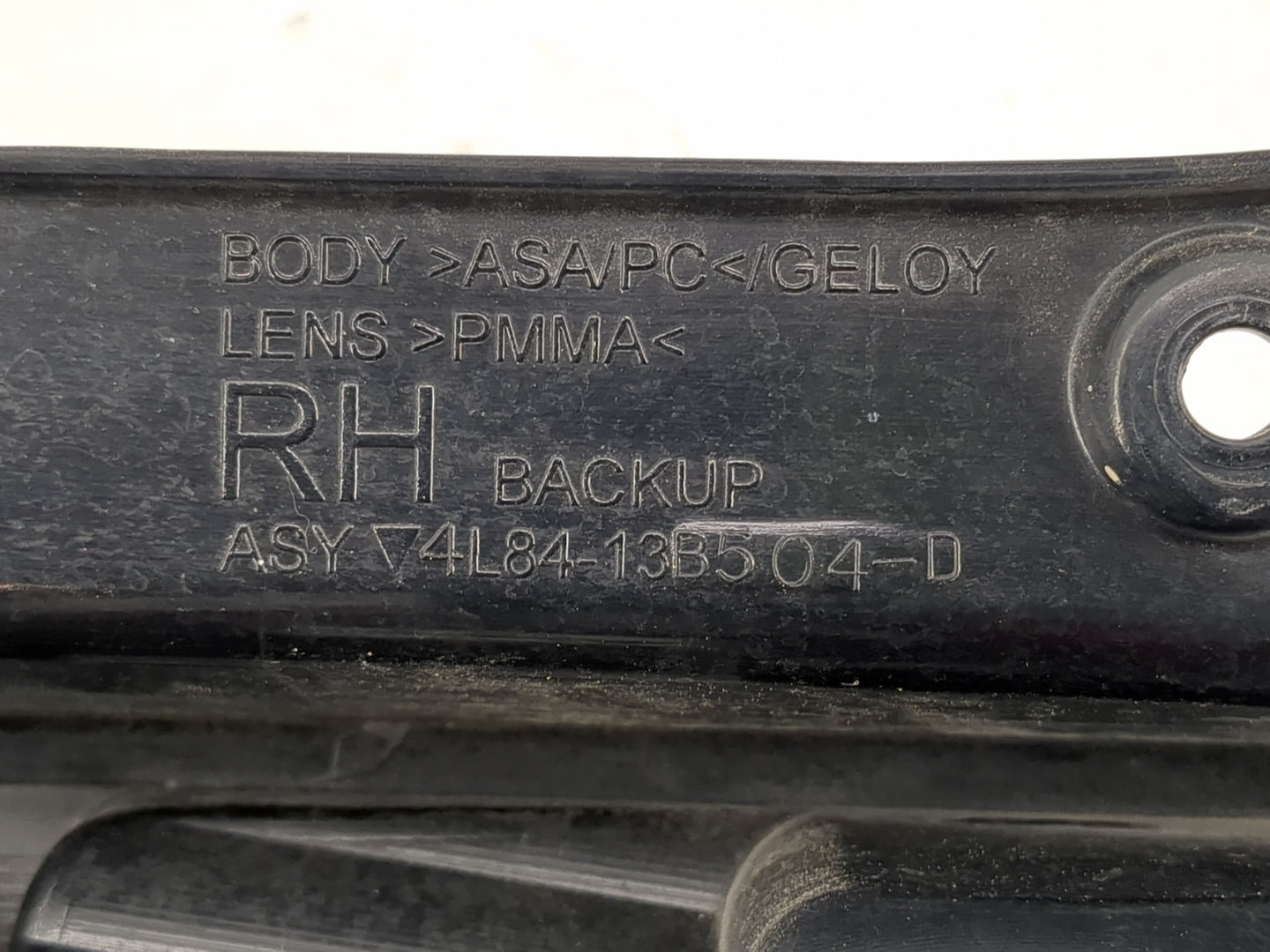 2001-2007 Ford Escape Tail Light Assembly Passenger Right OEM P/N:4L84-13B504-D Fits Fits 2001 2002 2003 2004 2005 2006 2007