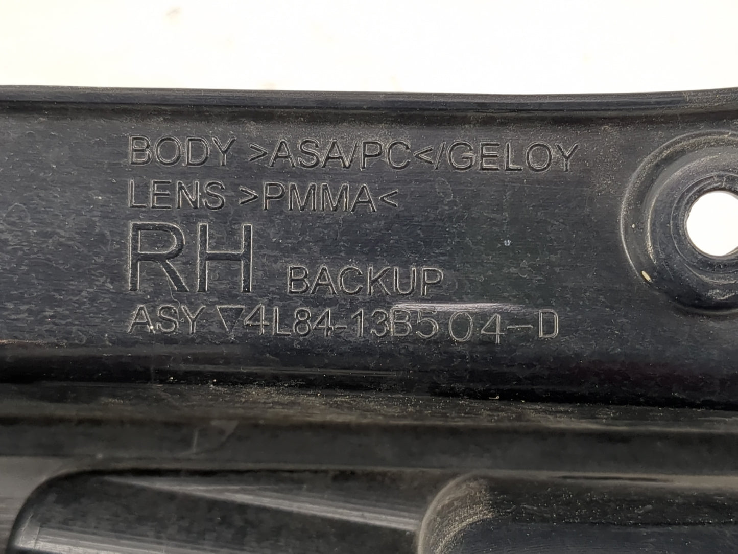 2001-2007 Ford Escape Tail Light Assembly Passenger Right OEM P/N:4L84-13B504-D Fits Fits 2001 2002 2003 2004 2005 2006 2007