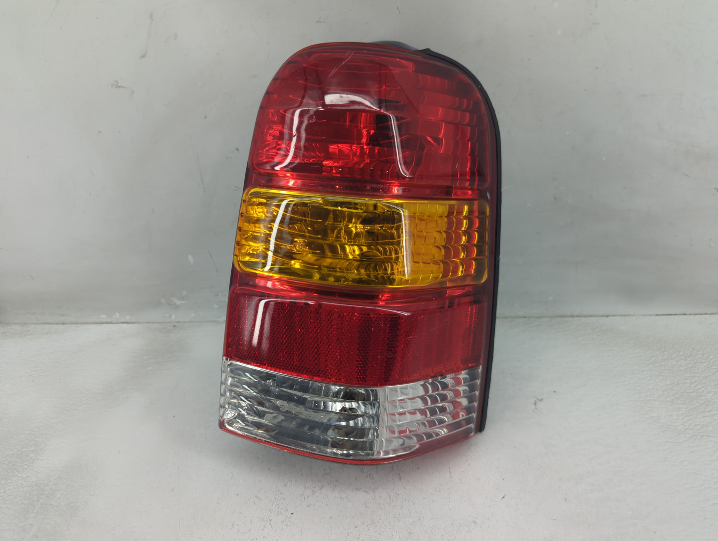 2001-2007 Ford Escape Tail Light Assembly Passenger Right OEM P/N:4L84-13B504-D Fits Fits 2001 2002 2003 2004 2005 2006 2007