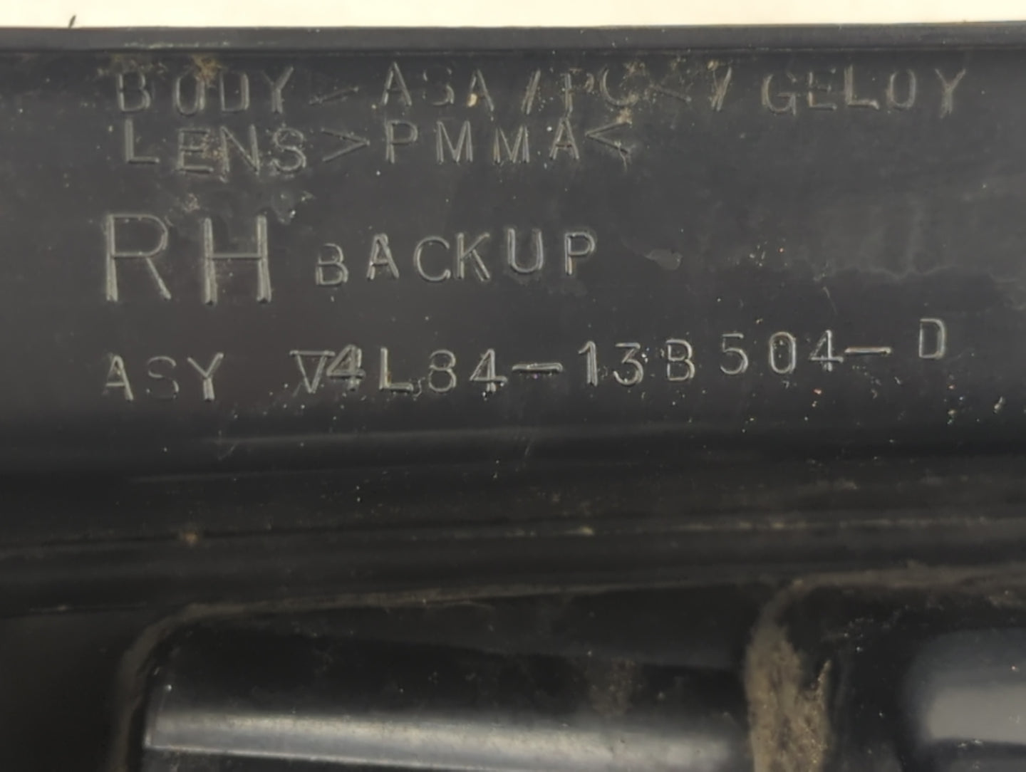 2001-2007 Ford Escape Tail Light Assembly Passenger Right OEM P/N:4L84-13B504-D Fits Fits 2001 2002 2003 2004 2005 2006 2007