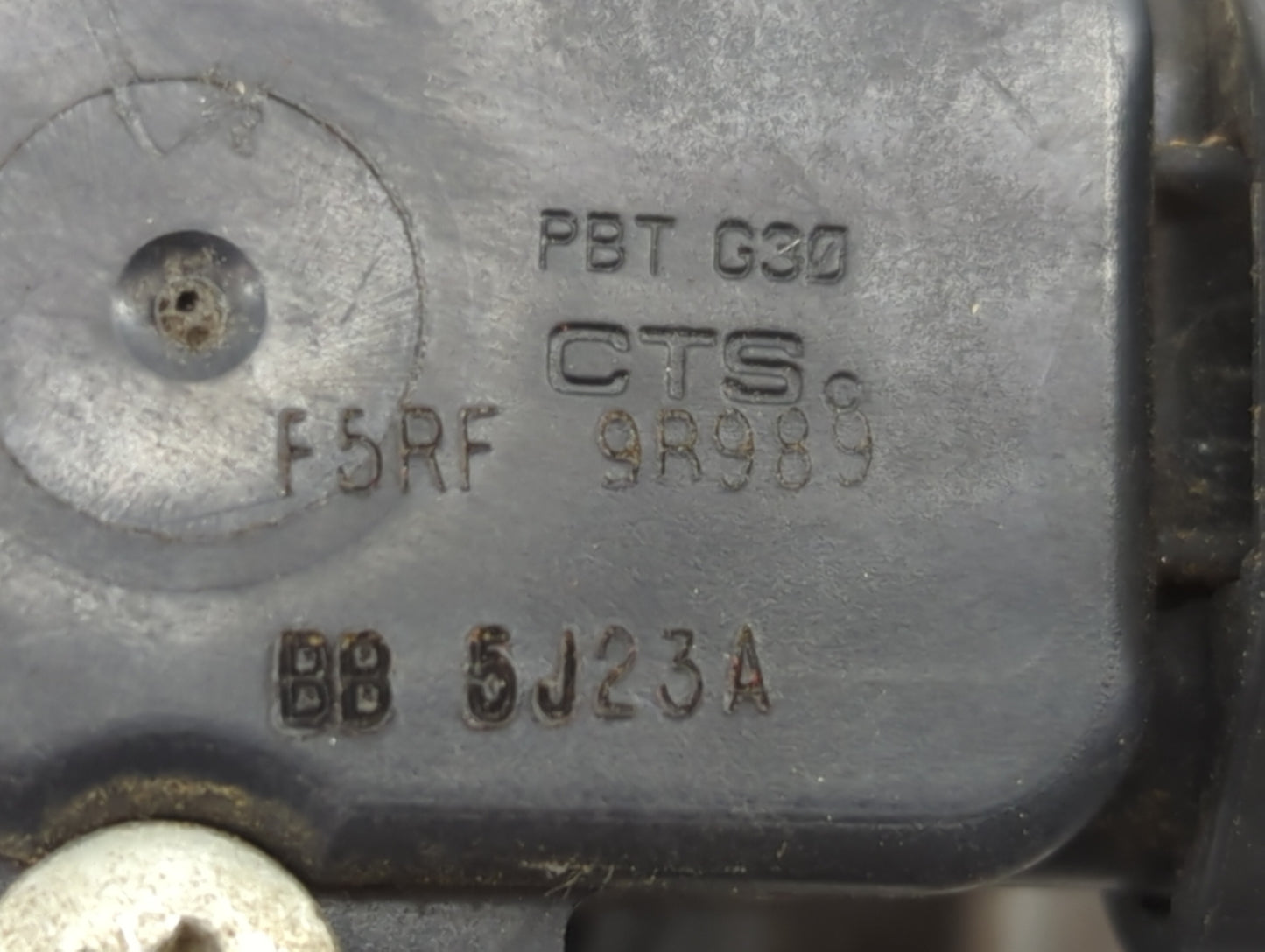 2005-2008 Ford Escape Throttle Body P/N:5L8Z9E926A Fits Fits 2005 2006 2007 2008 OEM Used Auto Parts - Oemusedautoparts1.com