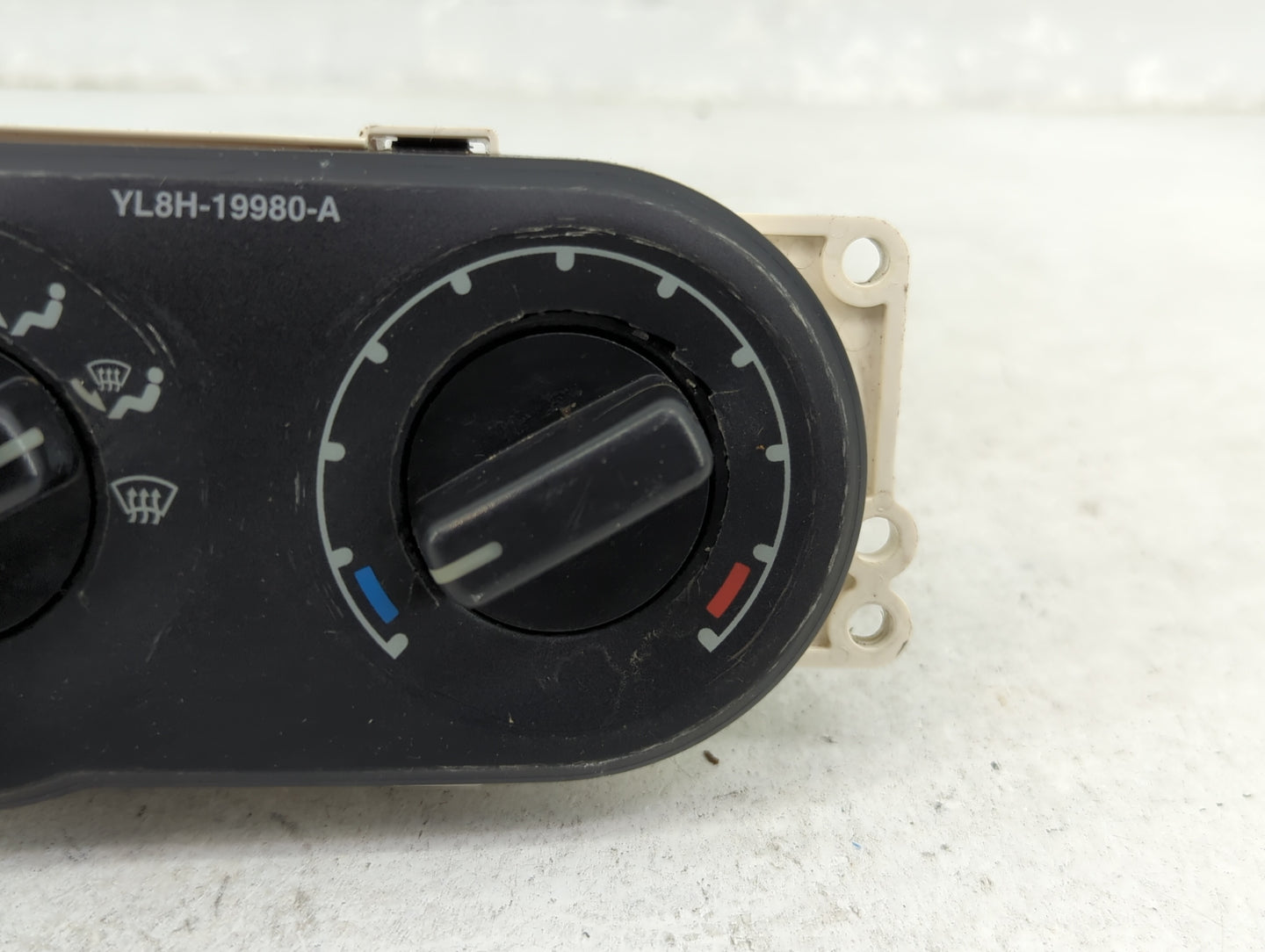 2002-2007 Ford Escape Climate Control Module Temperature AC/Heater Replacement P/N:YL8H-19980-A Fits OEM Used Auto Parts - O