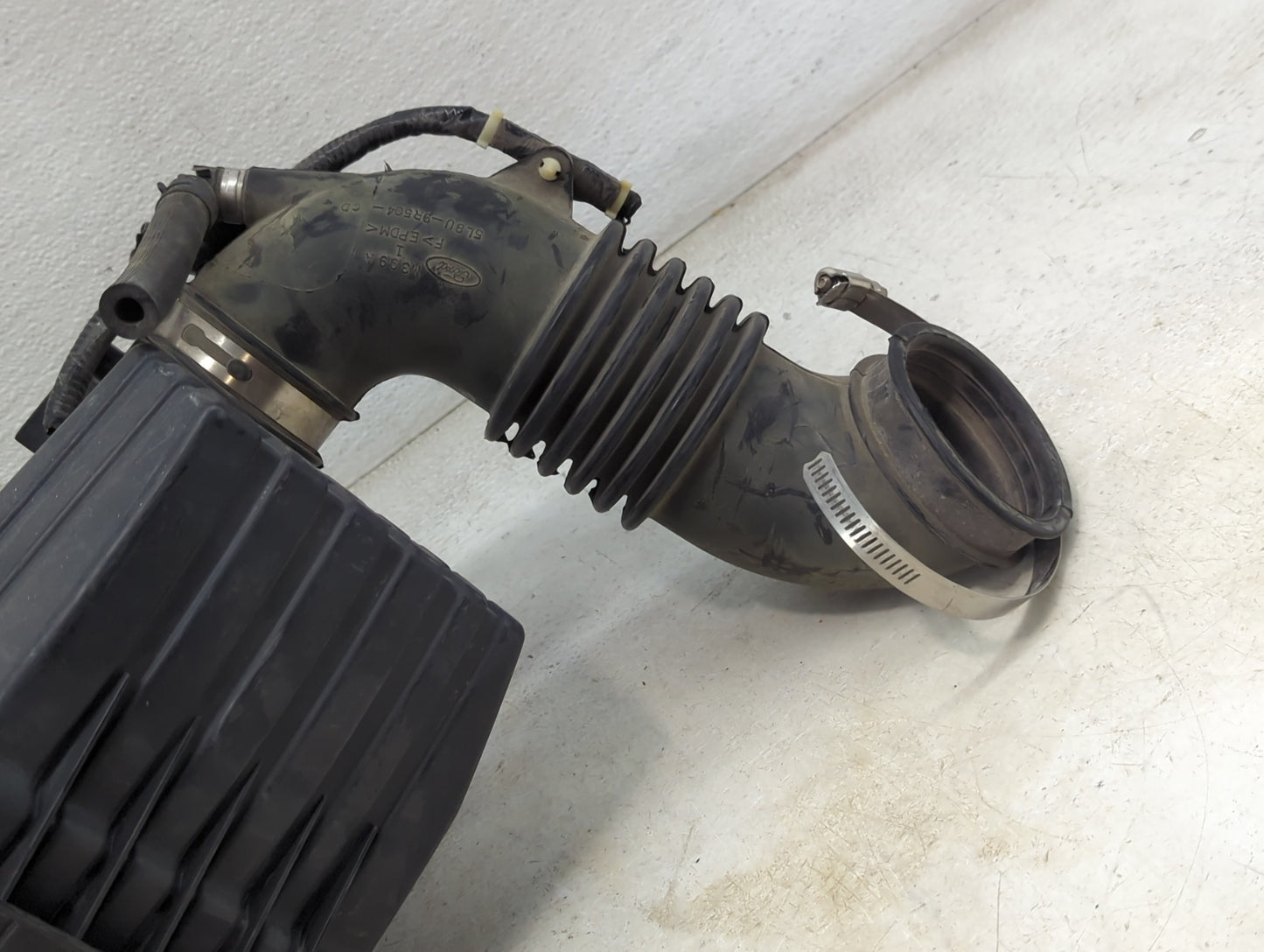 2005-2008 Ford Escape Air Cleaner Intake-duct Hose Tube - Oemusedautoparts1.com