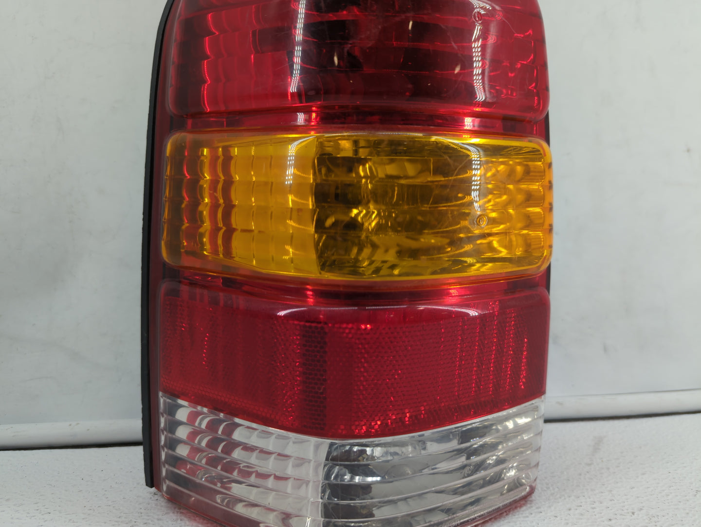 2001-2007 Ford Escape Tail Light Assembly Driver Left OEM P/N:ABHRJ190621 Fits Fits 2001 2002 2003 2004 2005 2006 2007 OEM U