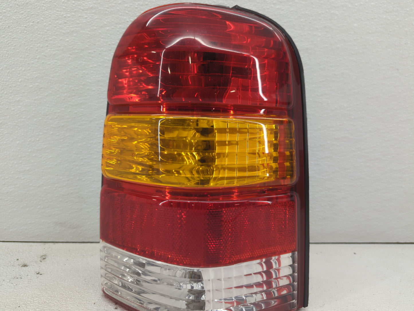 2001-2007 Ford Escape Tail Light Assembly Passenger Right OEM P/N:1L84-13B504-D 4L84-13B504-D Fits OEM Used Auto Parts - Oem