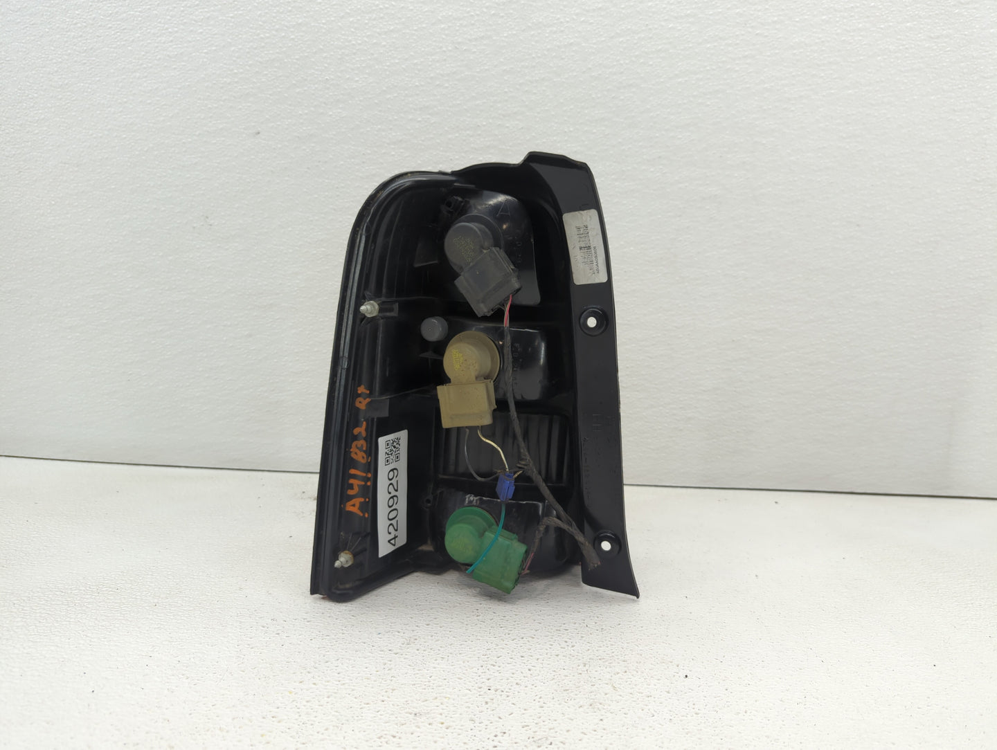 2001-2007 Ford Escape Tail Light Assembly Passenger Right OEM P/N:1L84-13B504-D 4L84-13B504-D Fits OEM Used Auto Parts - Oem