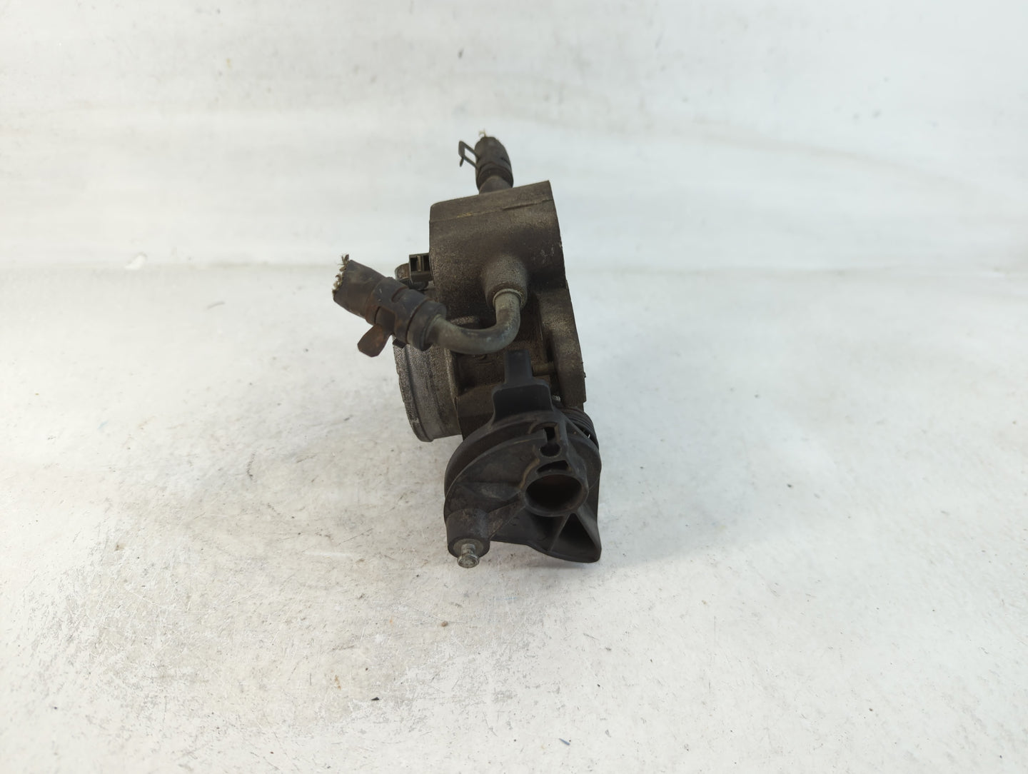 2005-2008 Ford Escape Throttle Body P/N:5D11A F5RF Fits Fits 2005 2006 2007 2008 OEM Used Auto Parts - Oemusedautoparts1.com