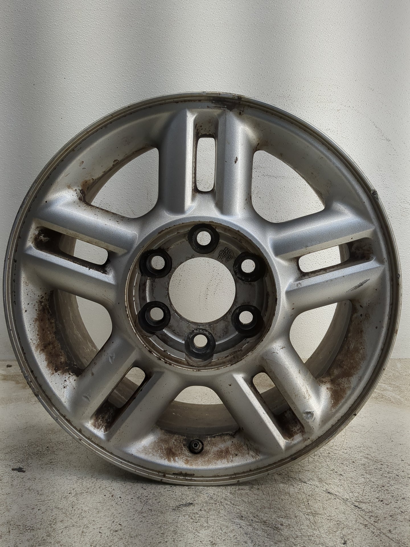 2004-2006 Ford Expedition Oem Wheel Rim 1180353 - Oemusedautoparts1.com