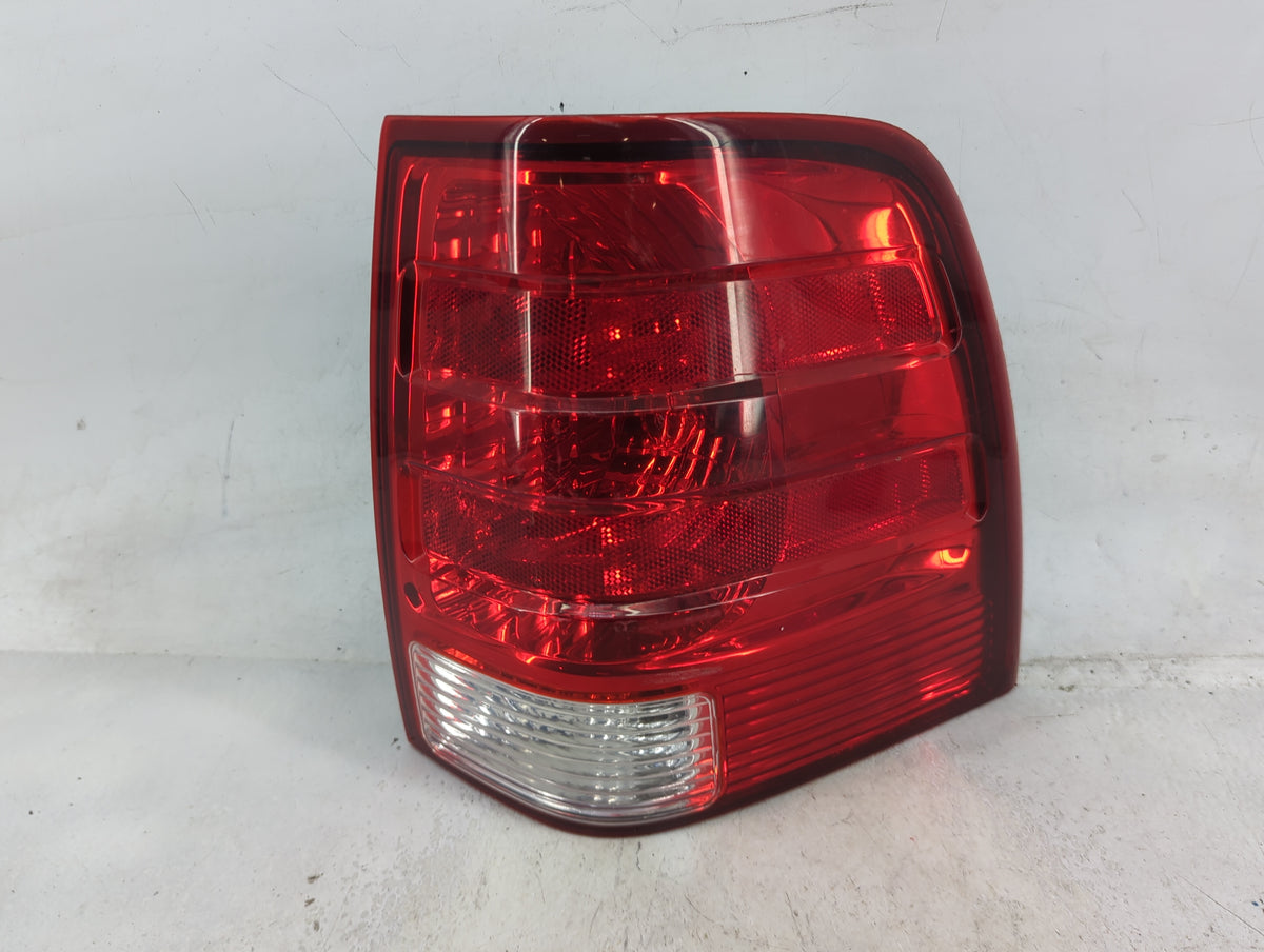 2003-2006 Ford Expedition Tail Light Assembly Passenger Right OEM Fits Fits 2003 2004 2005 2006 OEM Used Auto Parts - Oemuse