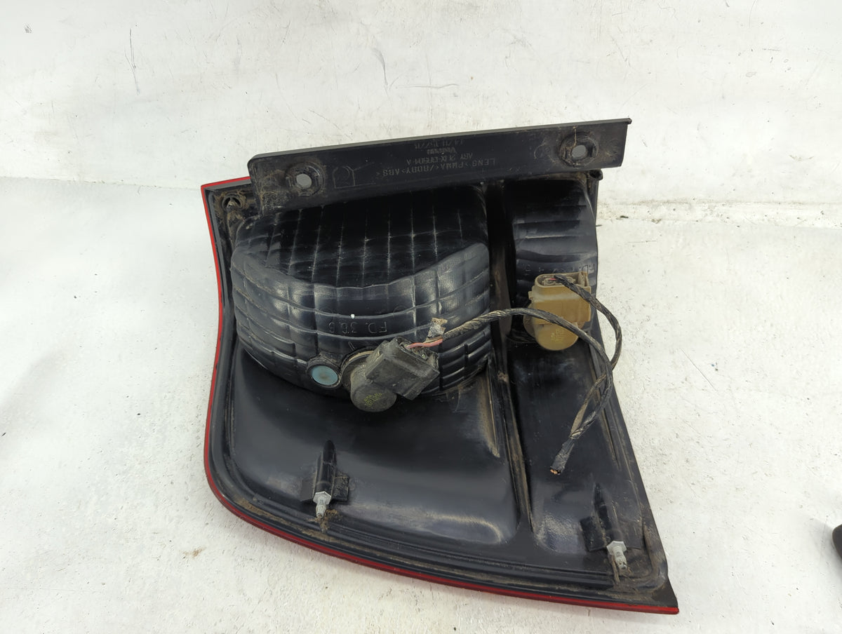 2003-2006 Ford Expedition Tail Light Assembly Passenger Right OEM Fits Fits 2003 2004 2005 2006 OEM Used Auto Parts - Oemuse