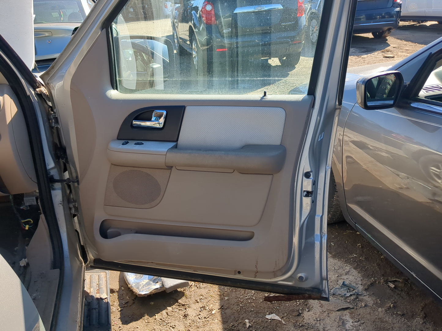 2006 Ford Expedition Front Right Passenger Interior Door Panel Trim - Oemusedautoparts1.com