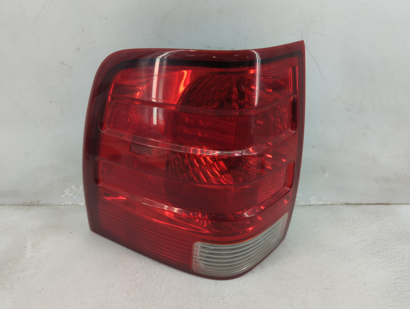 2006 Ford Expedition Tail Light Assembly Driver Left OEM P/N:2LIX-13B505-A 44ZH-1577A Fits OEM Used Auto Parts - Oemusedauto