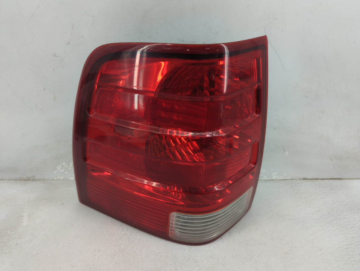 2006 Ford Expedition Tail Light Assembly Driver Left OEM P/N:2LIX-13B505-A 44ZH-1577A Fits OEM Used Auto Parts - Oemusedauto