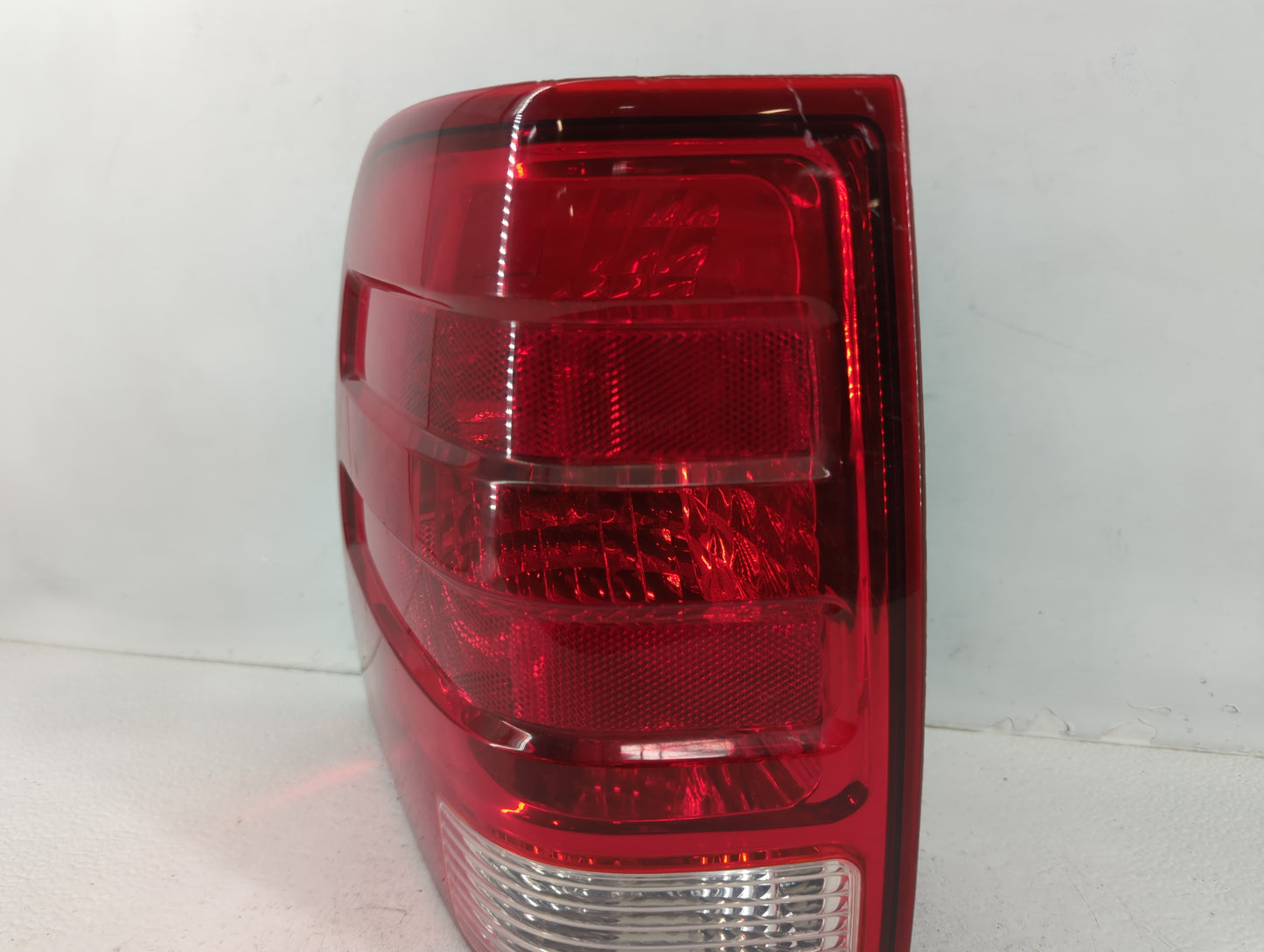 2006 Ford Expedition Tail Light Assembly Driver Left OEM P/N:44ZH-1577A Fits OEM Used Auto Parts - Oemusedautoparts1.com