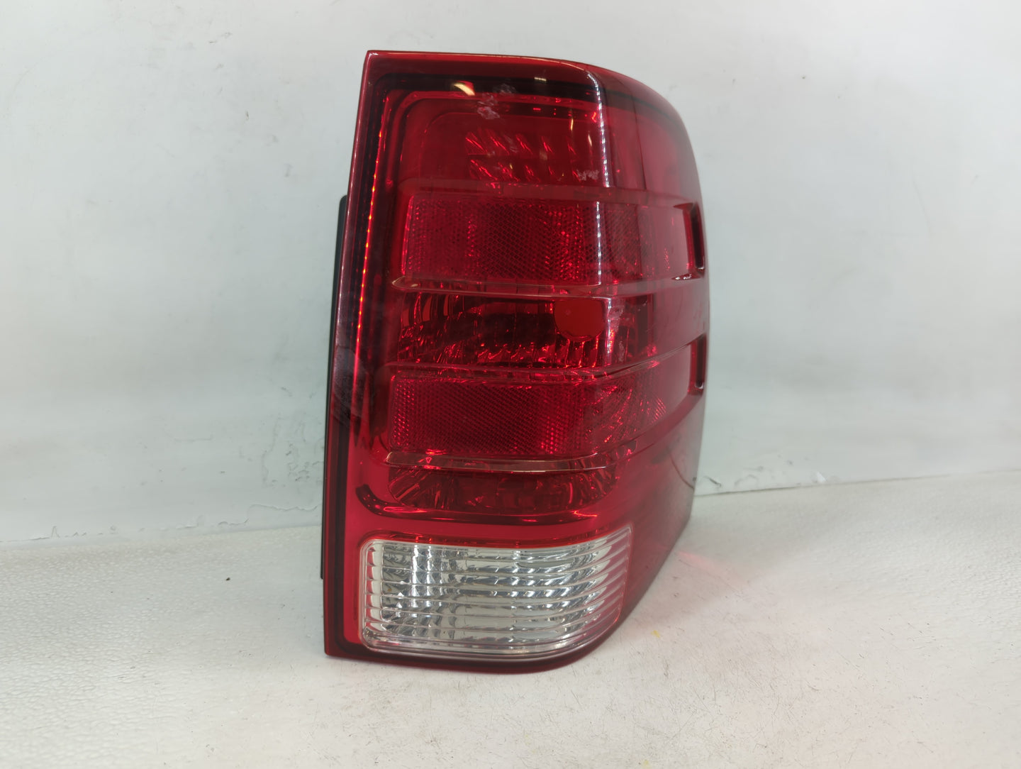 2003-2006 Ford Expedition Tail Light Assembly Passenger Right OEM P/N:44ZH-1577B Fits Fits 2003 2004 2005 2006 OEM Used Auto