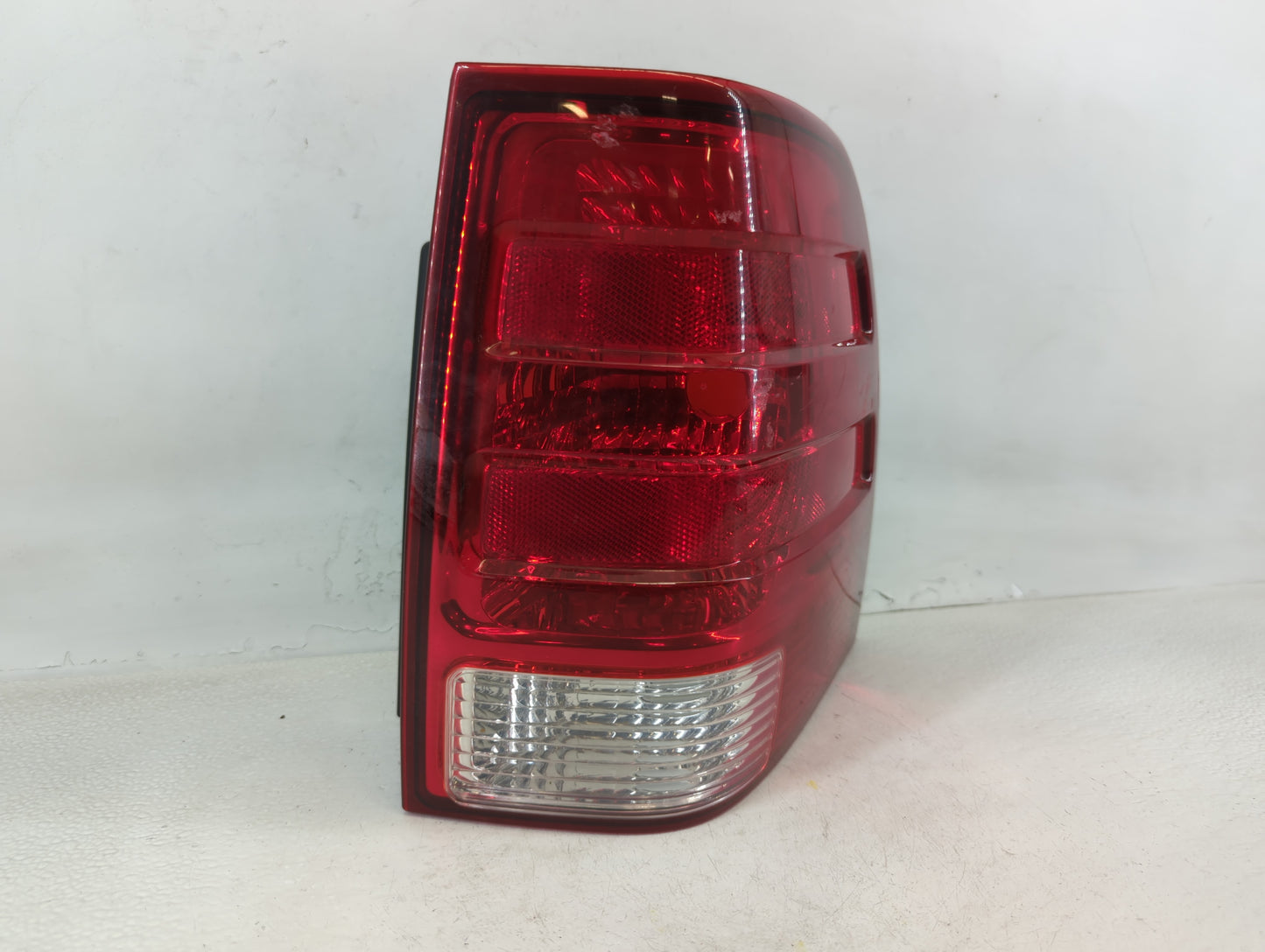 2003-2006 Ford Expedition Tail Light Assembly Passenger Right OEM P/N:44ZH-1577B Fits Fits 2003 2004 2005 2006 OEM Used Auto