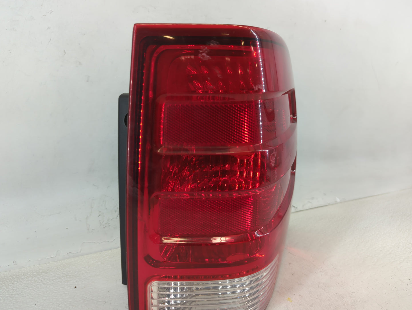 2003-2006 Ford Expedition Tail Light Assembly Passenger Right OEM P/N:44ZH-1577B Fits Fits 2003 2004 2005 2006 OEM Used Auto
