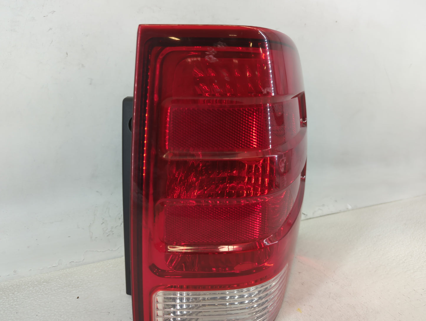2003-2006 Ford Expedition Tail Light Assembly Passenger Right OEM P/N:44ZH-1577B Fits Fits 2003 2004 2005 2006 OEM Used Auto