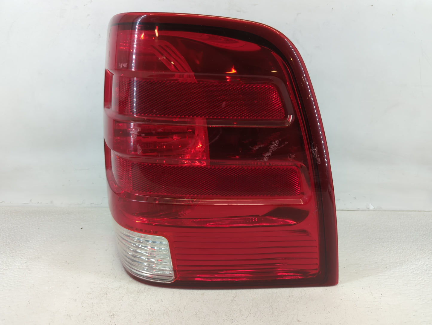 2003-2006 Ford Expedition Tail Light Assembly Passenger Right OEM P/N:44ZH-1577B Fits Fits 2003 2004 2005 2006 OEM Used Auto