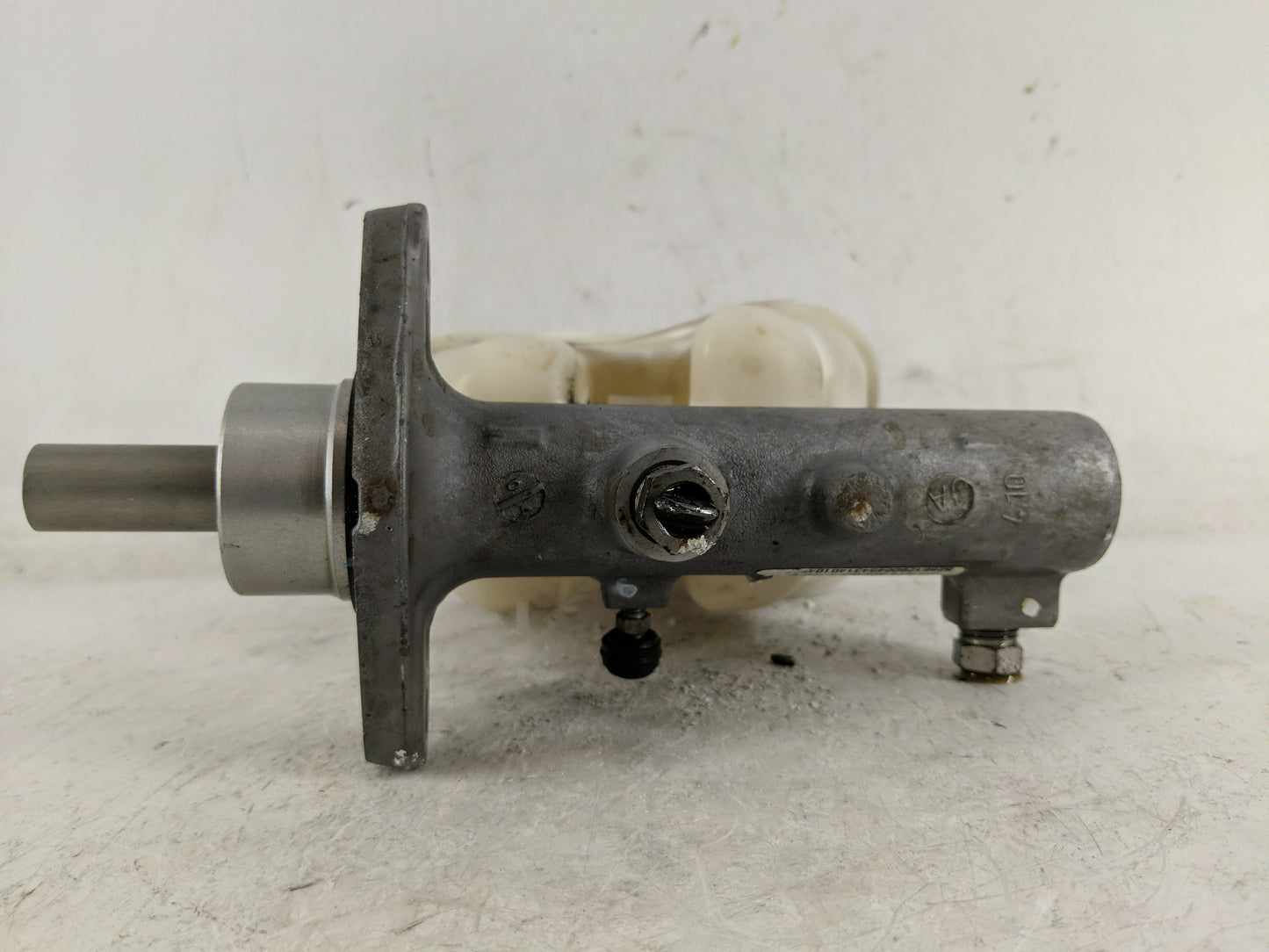 2006 Ford Explorer Brake Master Cylinder - Oemusedautoparts1.com