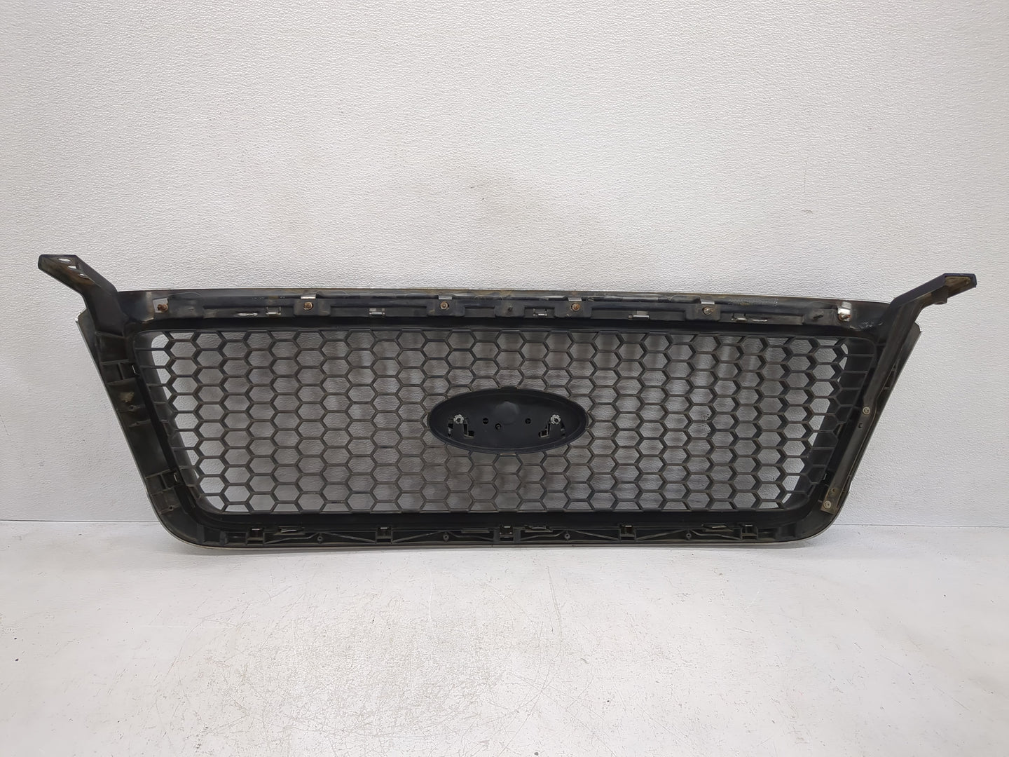 2006-2008 Ford F-150 Front Grille Bumper Not Included - Oemusedautoparts1.com