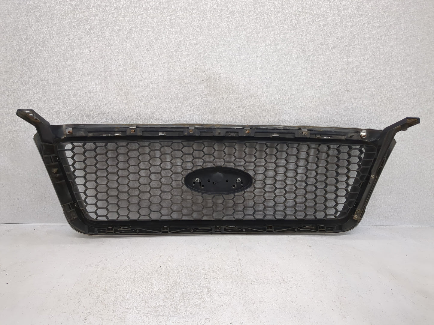2006-2008 Ford F-150 Front Grille Bumper Not Included - Oemusedautoparts1.com