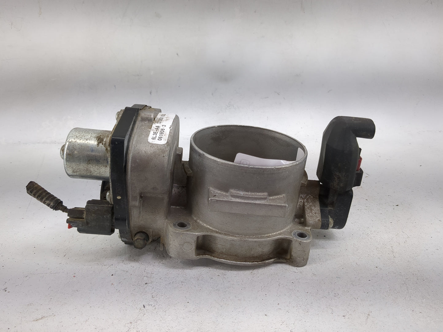 2006 Ford F150 Throttle Body P/N:6L3E-9A 1212821, 6L2E-9E928-AA Fits Fits 2004 2005 2007 2008 2009 2010 OEM Used Auto Parts 