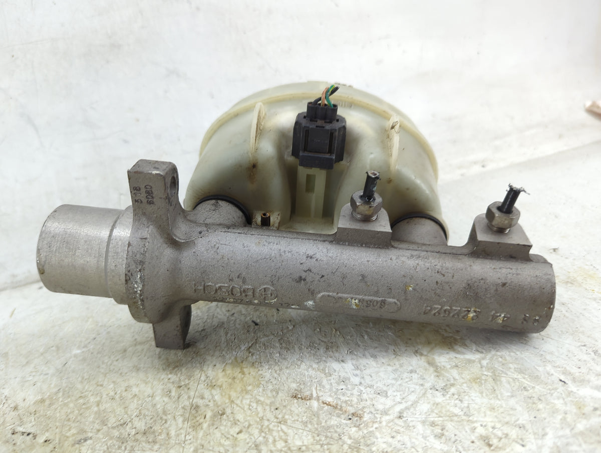 Ford F150 Brake Master Cylinder 1496682 - Oemusedautoparts1.com