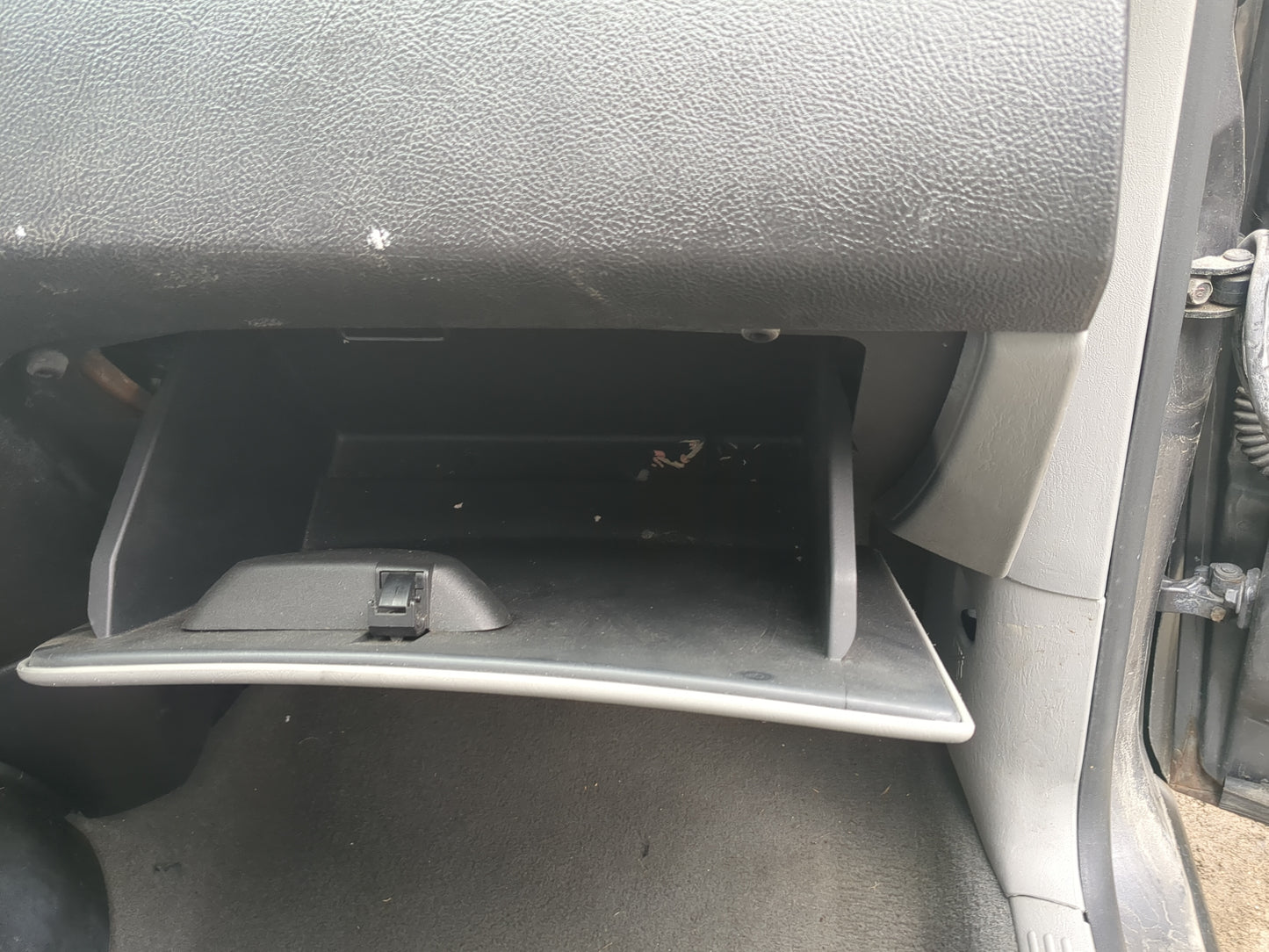 2006 Ford Focus Passenger Glove Box Door Storage Compartment - Oemusedautoparts1.com