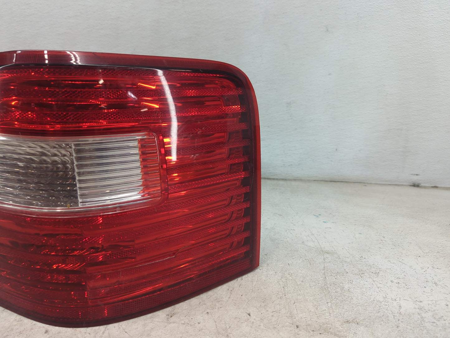 2005-2007 Ford Freestyle Tail Light Assembly Driver Left OEM P/N:5F9313B504JA ASY 5F93-13B504-JA Fits Fits 2005 2006 2007 OE