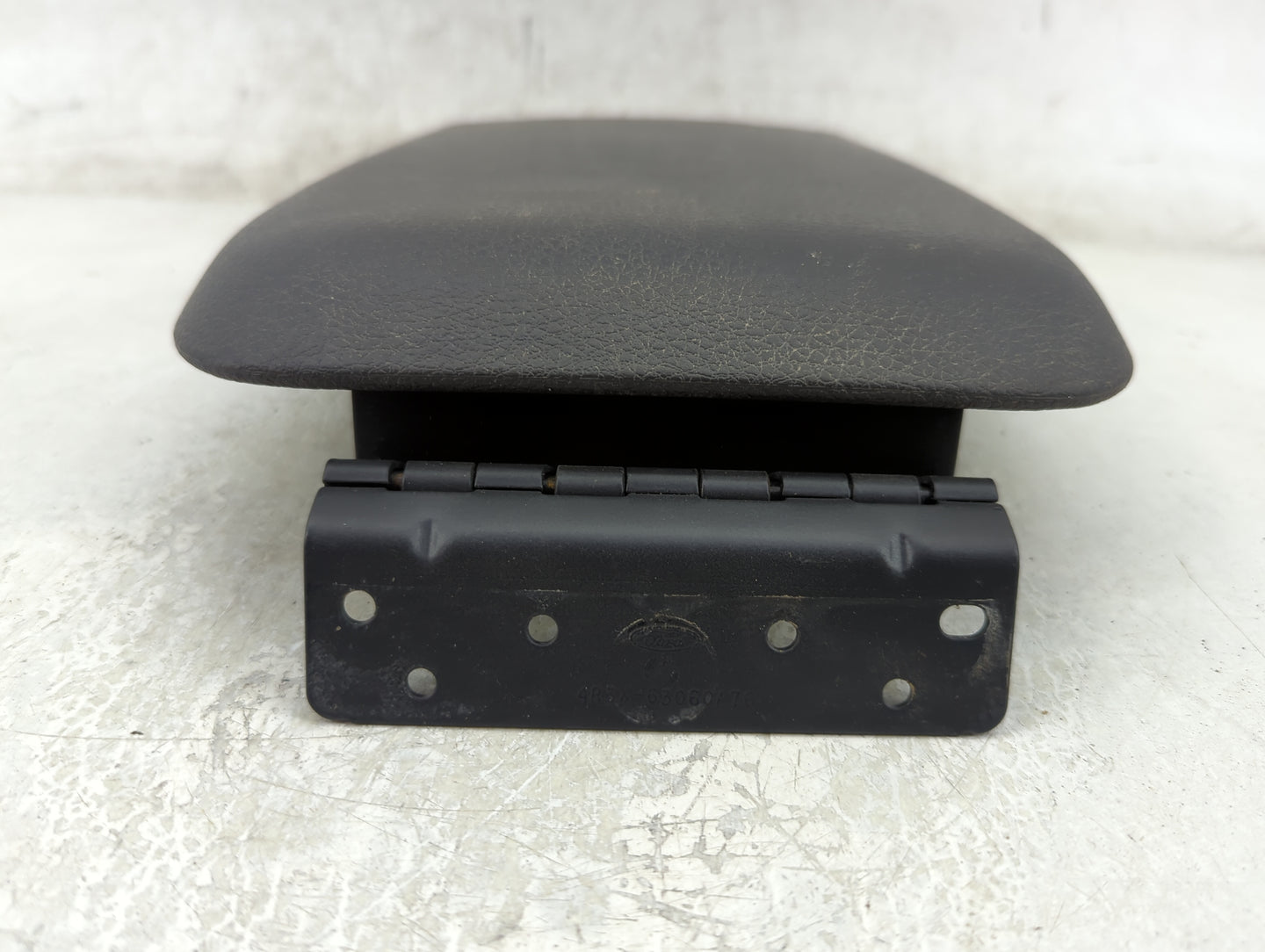 2005-2006 Ford Mustang Center Console Armrest Cover Lid P/N:4R3X-63060A76 Fits Fits 2005 2006 OEM Used Auto Parts - Oemuseda