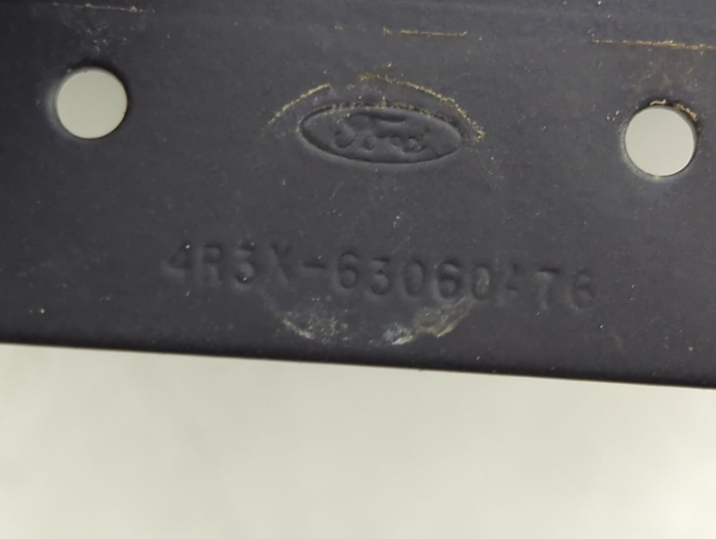 2005-2006 Ford Mustang Center Console Armrest Cover Lid P/N:4R3X-63060A76 Fits Fits 2005 2006 OEM Used Auto Parts - Oemuseda