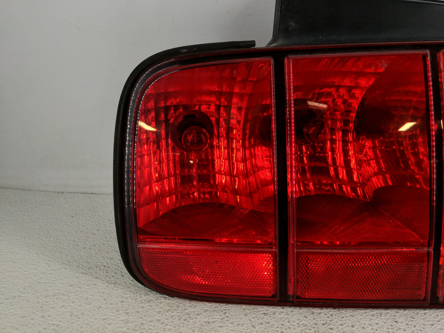2005-2009 Ford Mustang Tail Light Assembly Driver Left OEM P/N:6R33-13B505-AH Fits Fits 2005 2006 2007 2008 2009 OEM Used Au